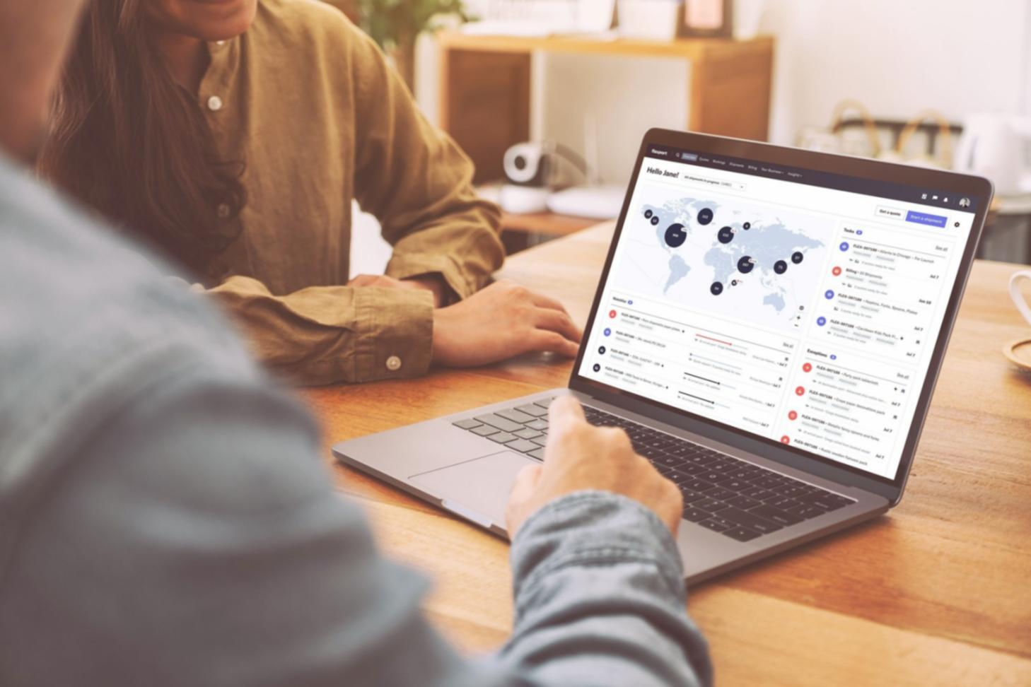 Teilnehmerin beim konzentrierten Arbeiten in ruhiger Atmosphäre