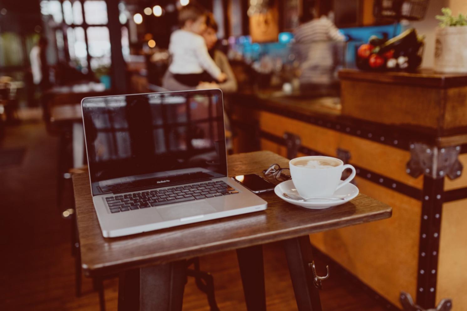 Person bei der Selbstreflexion in ruhiger Umgebung
