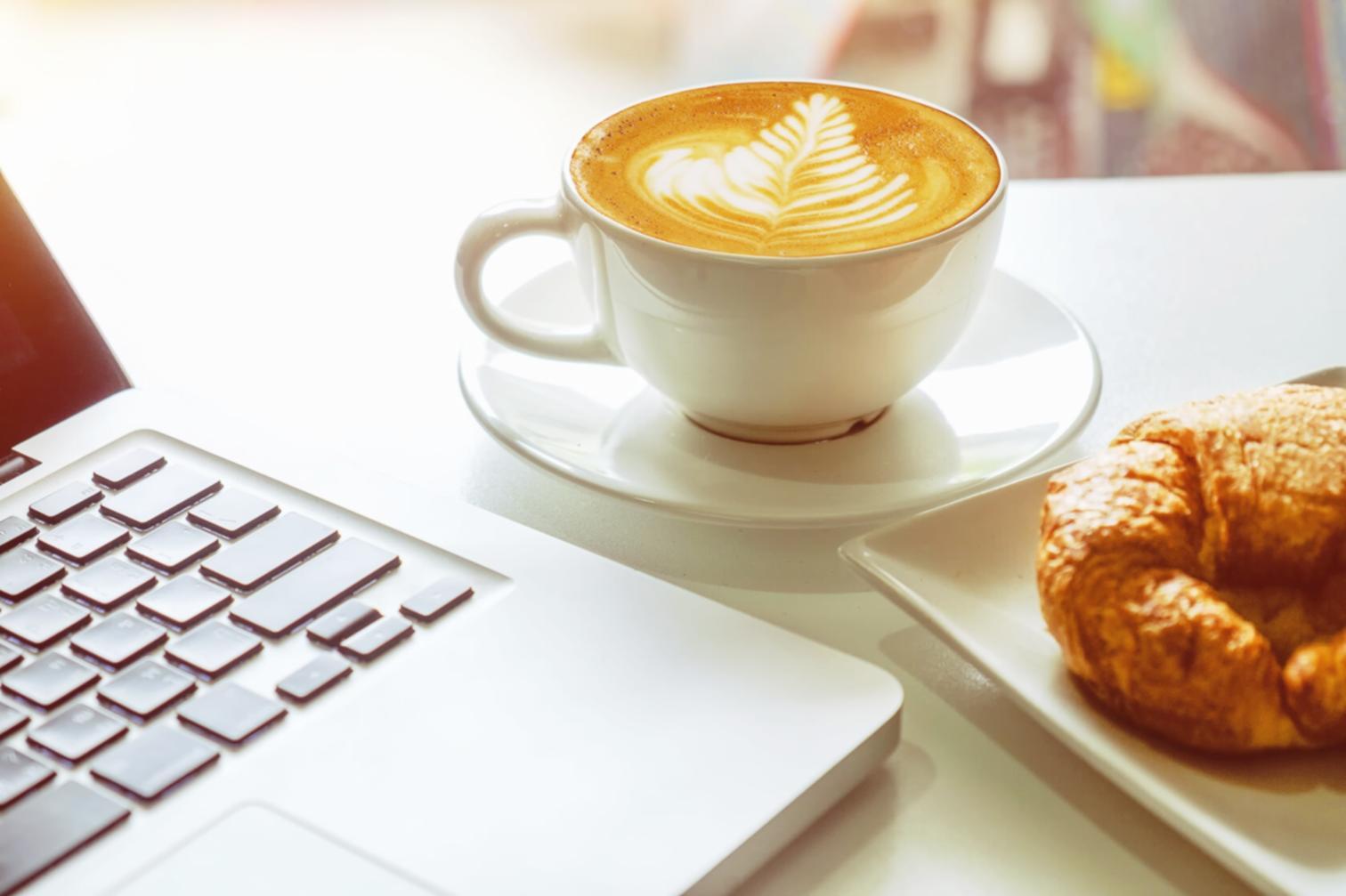 Notizen und Reflexionsunterlagen auf einem Holztisch