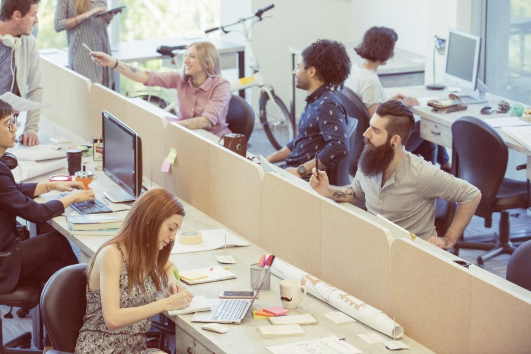 Offenes Notizbuch mit handschriftlichen Notizen und Kaffeetasse