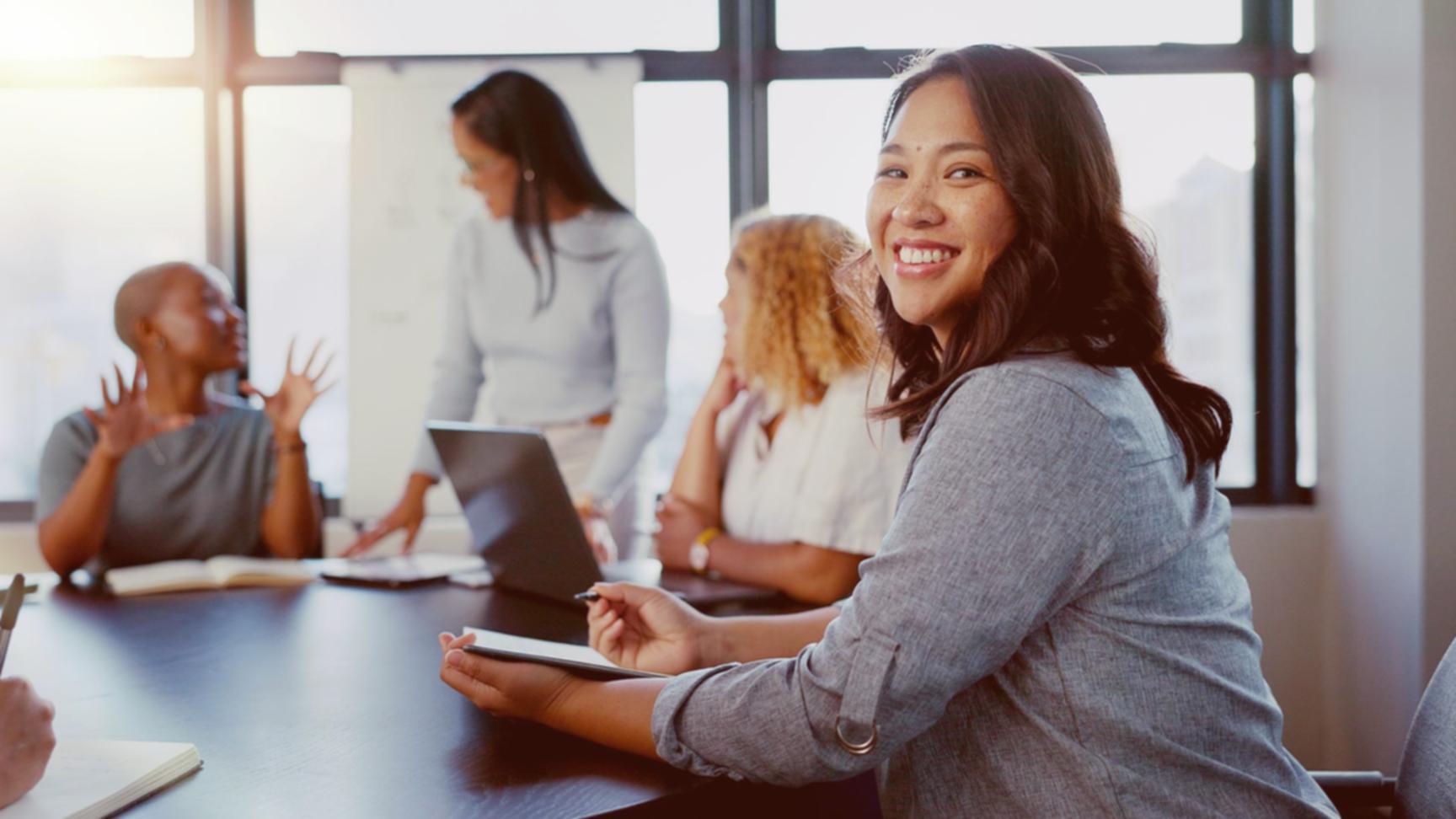 Strukturiertes Arbeitsumfeld mit minimalistischer Gestaltung